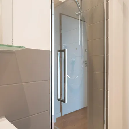 Side Apartment *