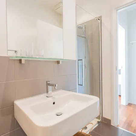 Side Apartment *